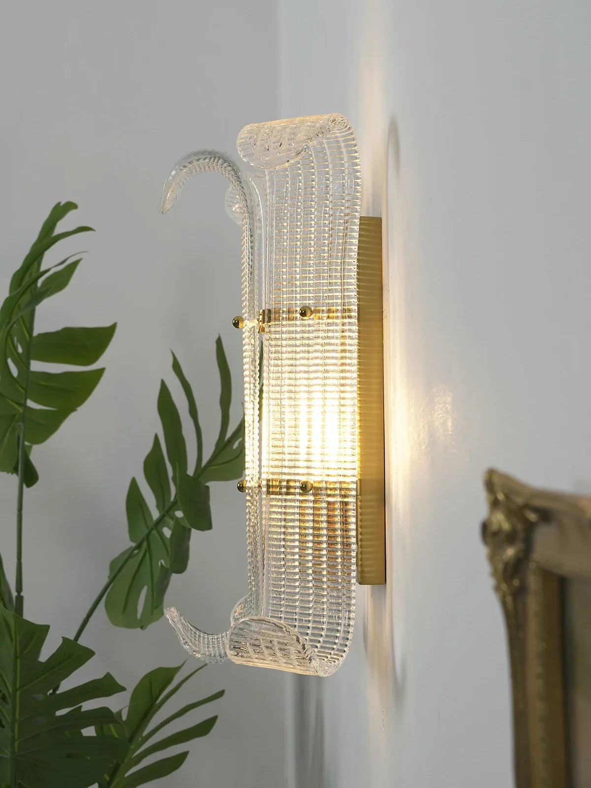 Curved Ribbed Glass Texture Wall Lamp