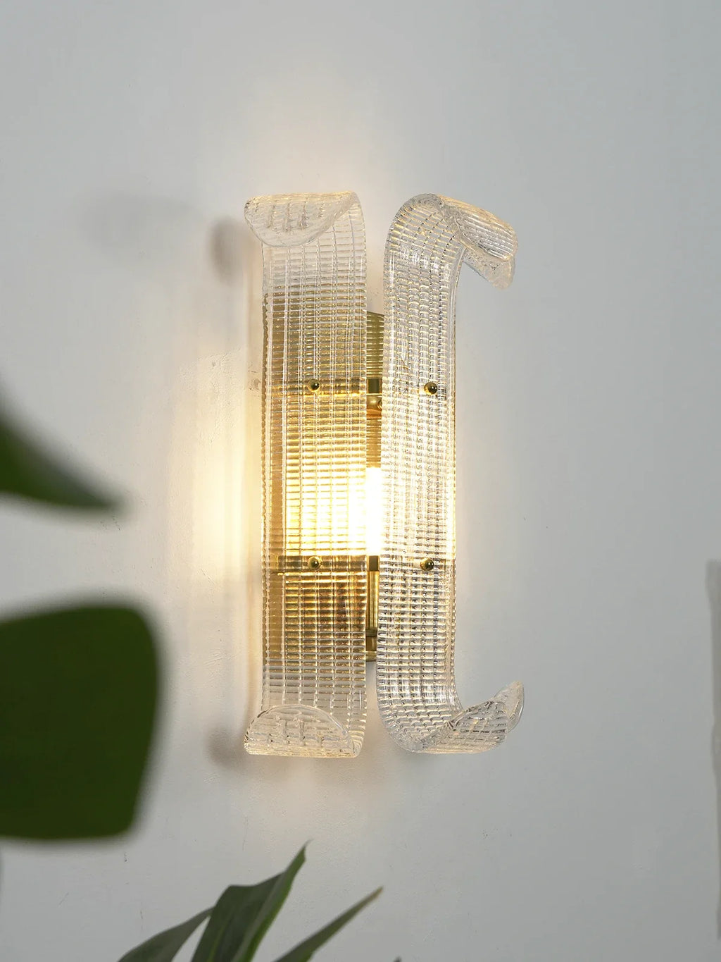 Curved Ribbed Glass Texture Wall Lamp
