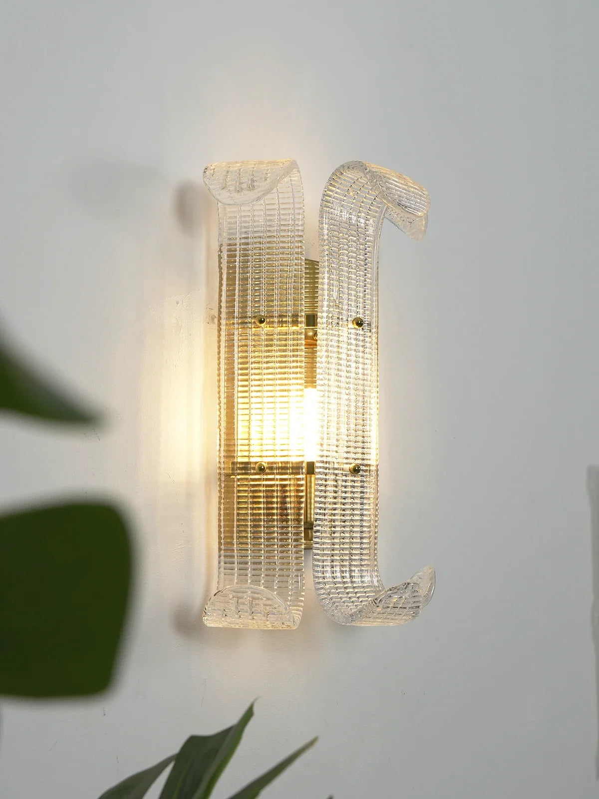 Curved Ribbed Glass Texture Wall Lamp
